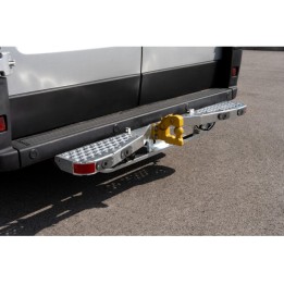 Marchepied arrière de ferrure 1400x175 avec partie centrale relevable et escamotable (4 trous) Toyota Proace Max L2H2