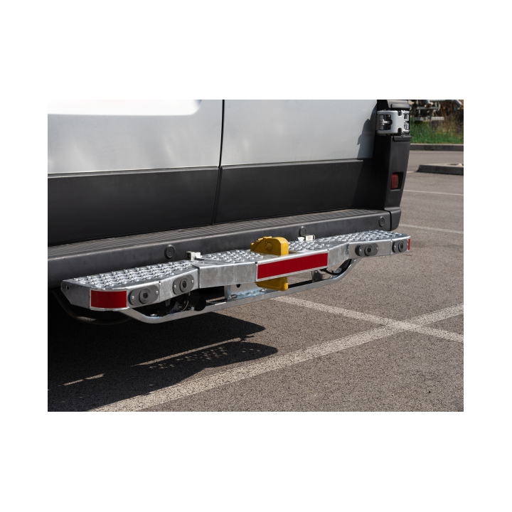 Marchepied arrière de ferrure 1400x175 avec partie centrale relevable escamotable (4 trous) Toyota Proace Max L3H2