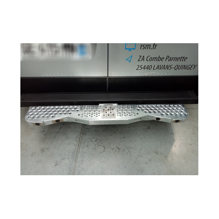 Marchepied arrière de ferrure 1400x175 avec partie centrale relevable et escamotable (6 trous) Renault Master XDD L2H2