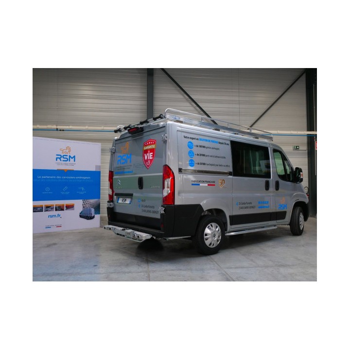 Marchepied arrière de ferrure 1400x175 avec partie centrale escamotable (4 trous) Mercedes Sprinter 32S L1H2